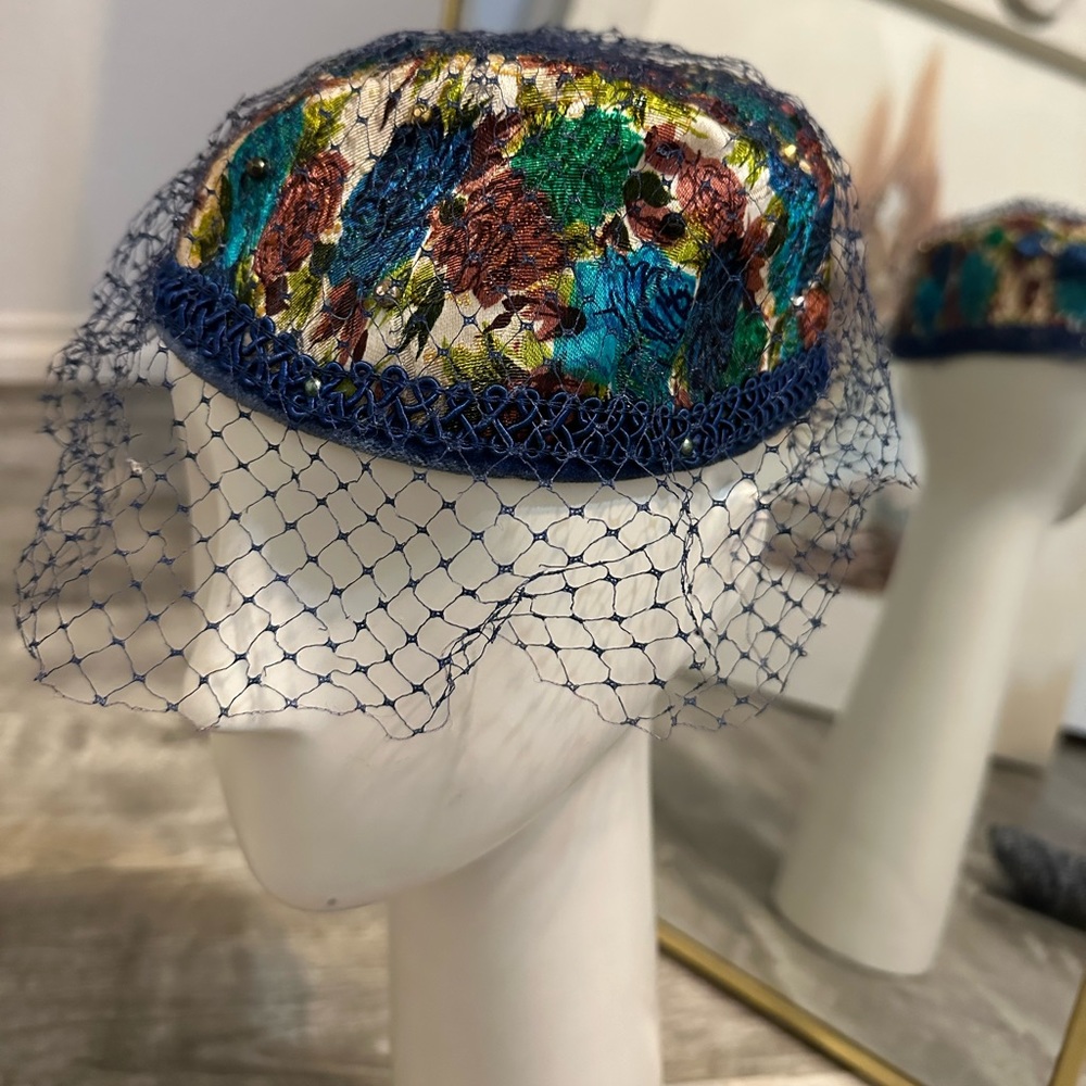 Vintage colorful hats - Picture 2 of 5